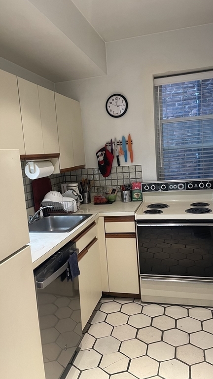 Property Photo: 121 Salem Street 4D MA 02113