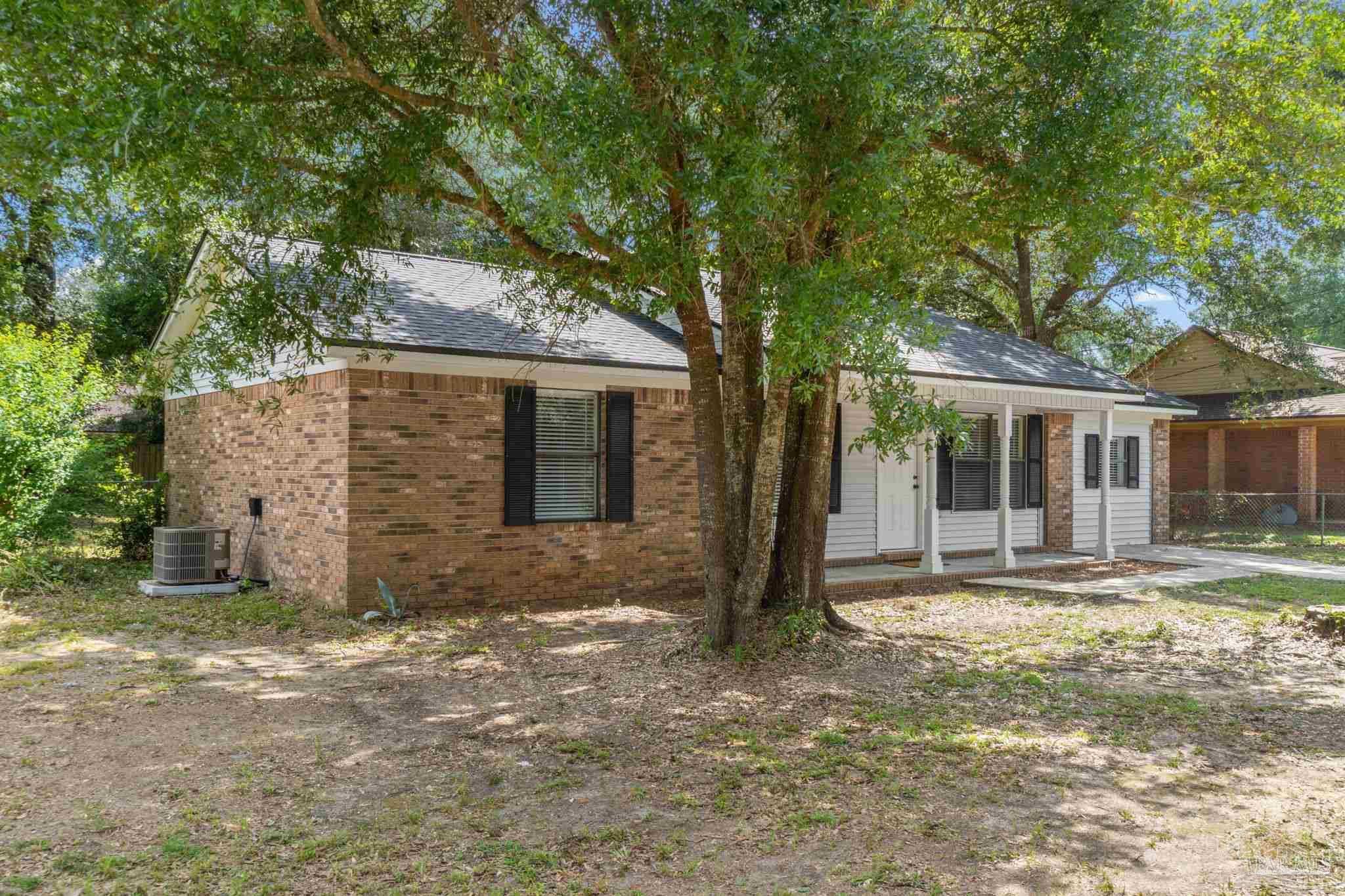 Property Photo: 6549 Sinclair St FL 32570