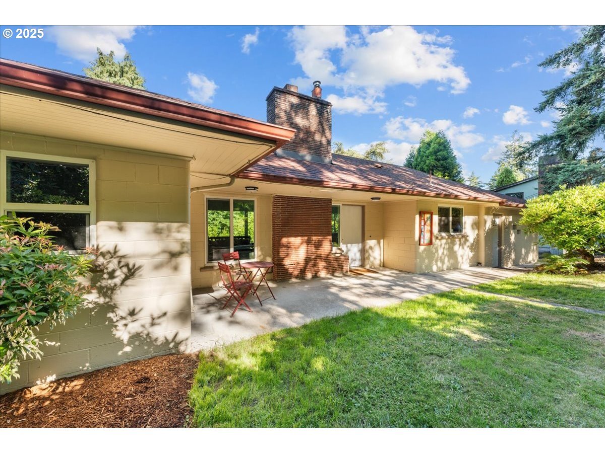 6930 SW Brier Pl  Portland OR 97219 photo