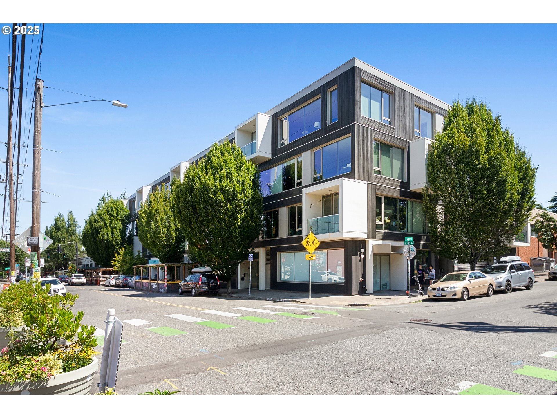 Property Photo: 28 SE 28th Ave 308 OR 97214