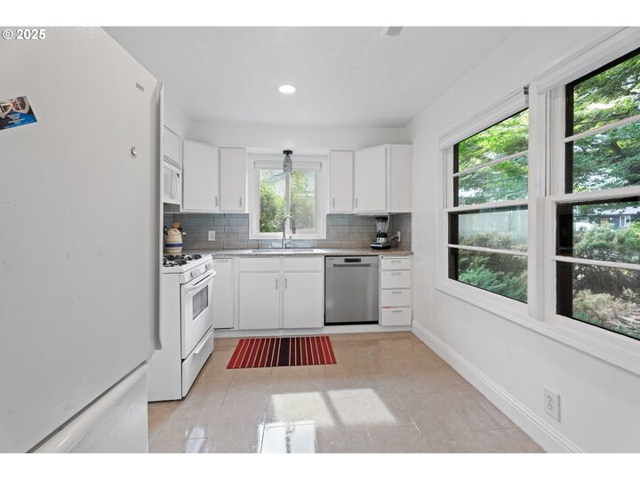 Property Photo: 11016 NE Fargo St OR 97220