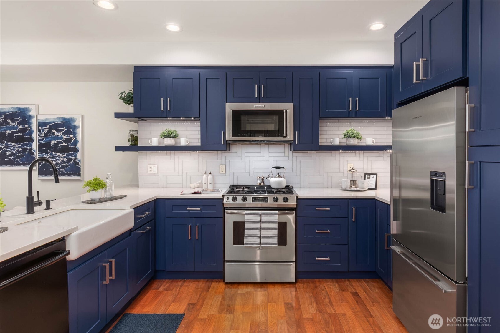 Property Photo: 7549 SE 29th Street 305 WA 98040