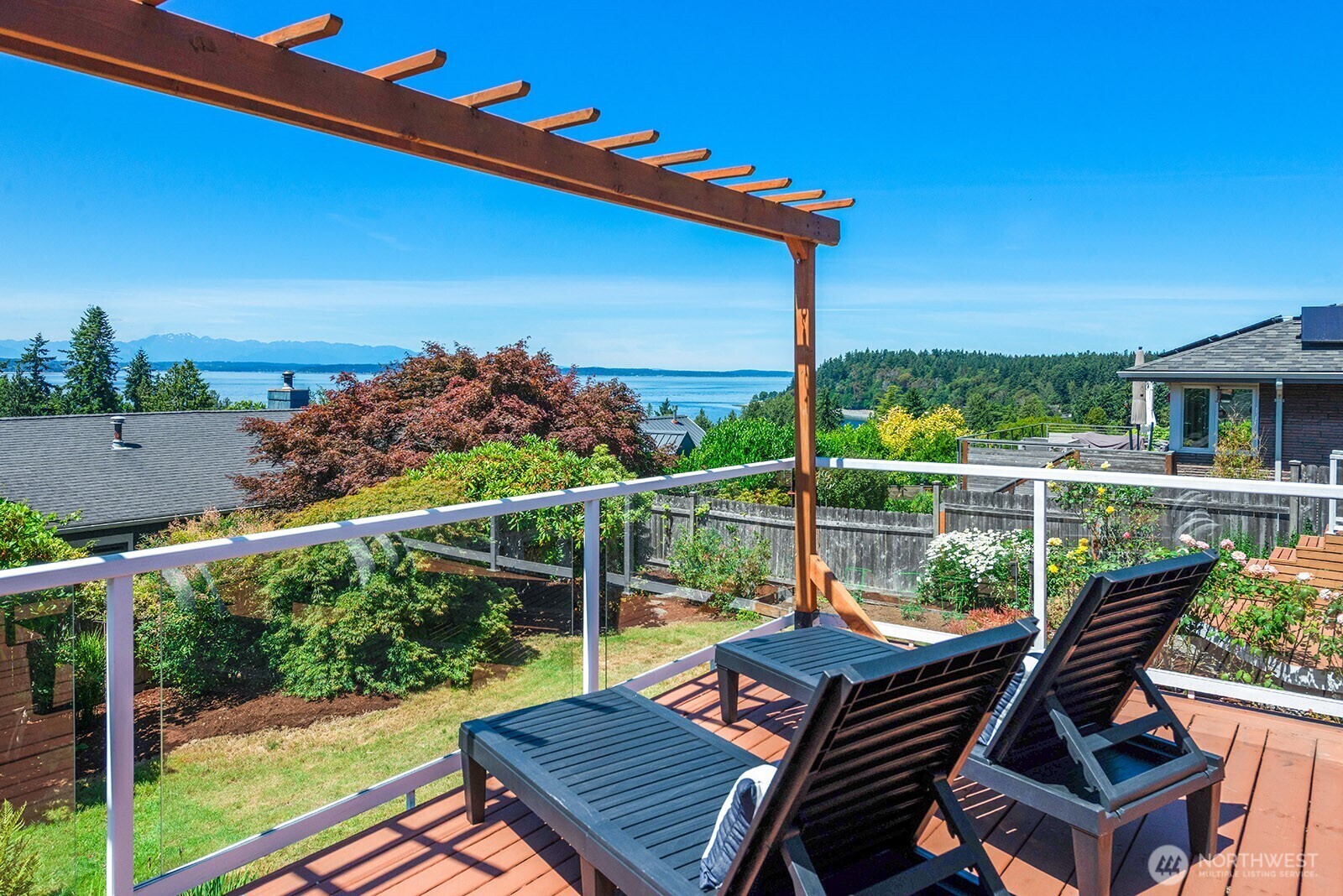 Property Photo: 9423 45th Avenue SW WA 98136