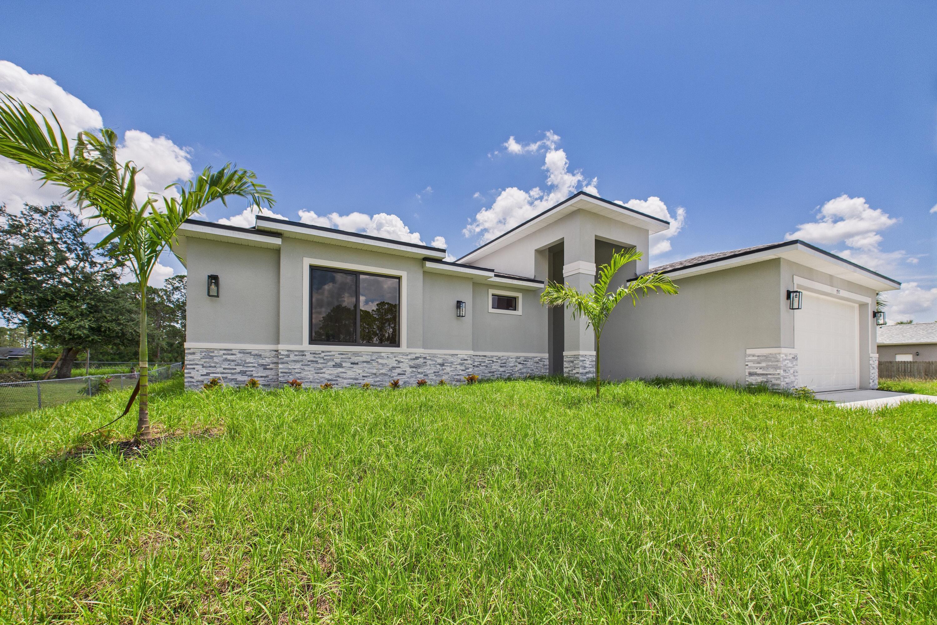 Property Photo: 797 Tejon Avenue SW FL 32908