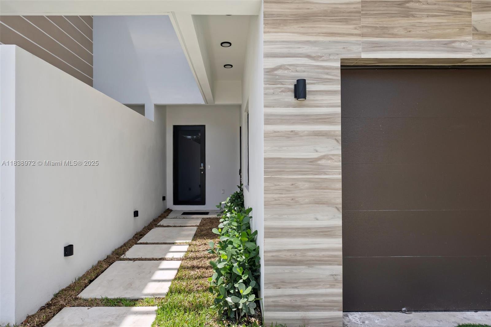 Property Photo: 1152 SW 22nd Ter FL 33129