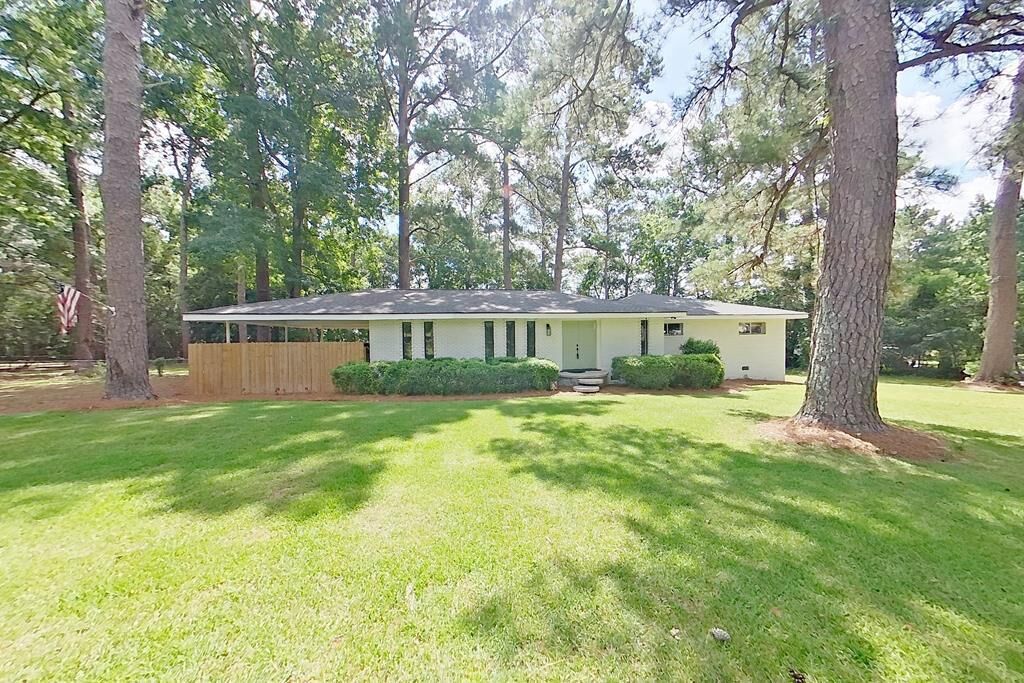 Property Photo: 702 E Pinetree Blvd GA 31792
