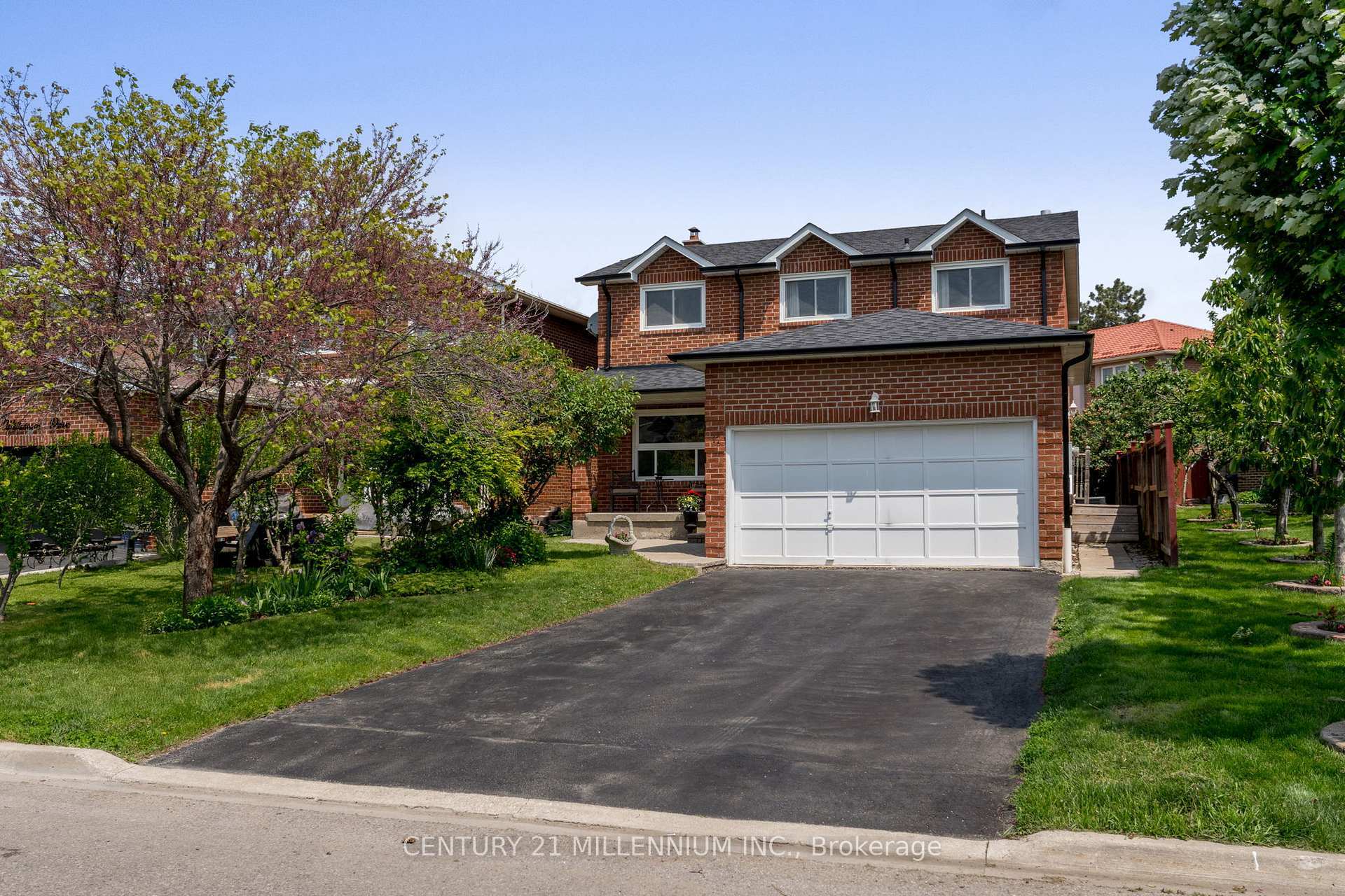 Property Photo:  17 Whitehaven Drive  ON L6Z 2R5 
