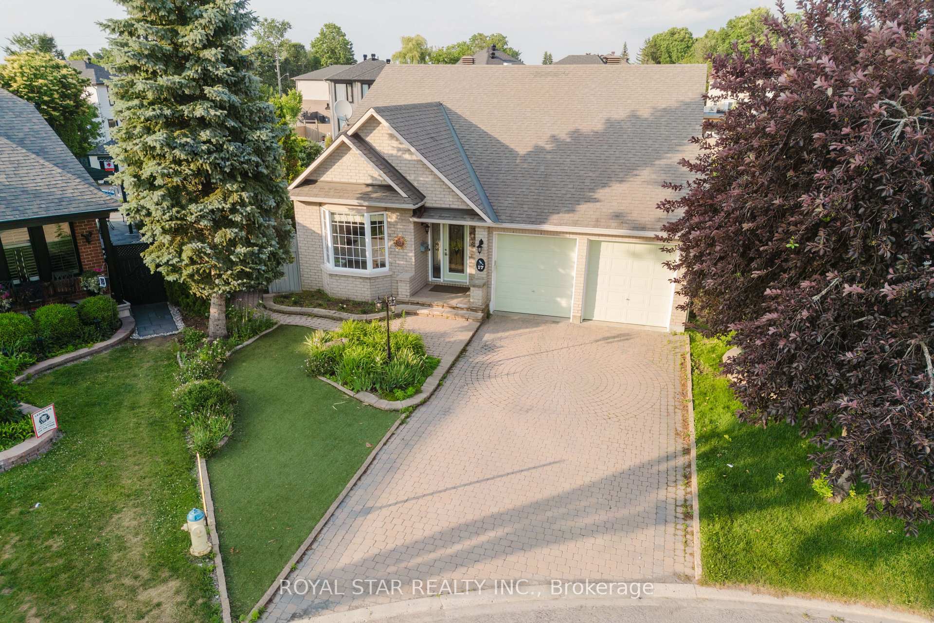 Property Photo: 17 Settler'S Ridge Way ON K2J 4V3