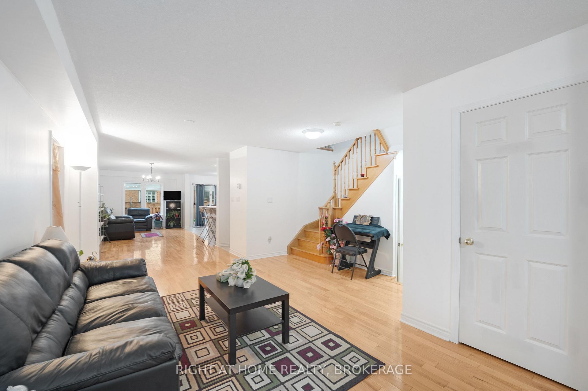Photo de la propriété:  1528 Avonmore Square N  ON L1V 7H3 