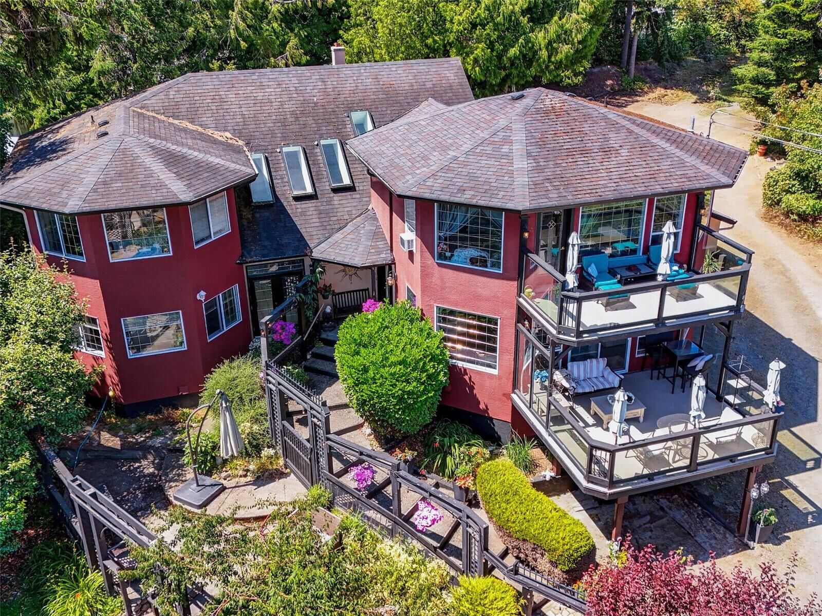 Photo de la propriété: 8626 Lochside Dr BC V8L 1M7
