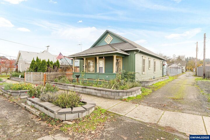 Property Photo:  165 SE Clay St  OR 97338 