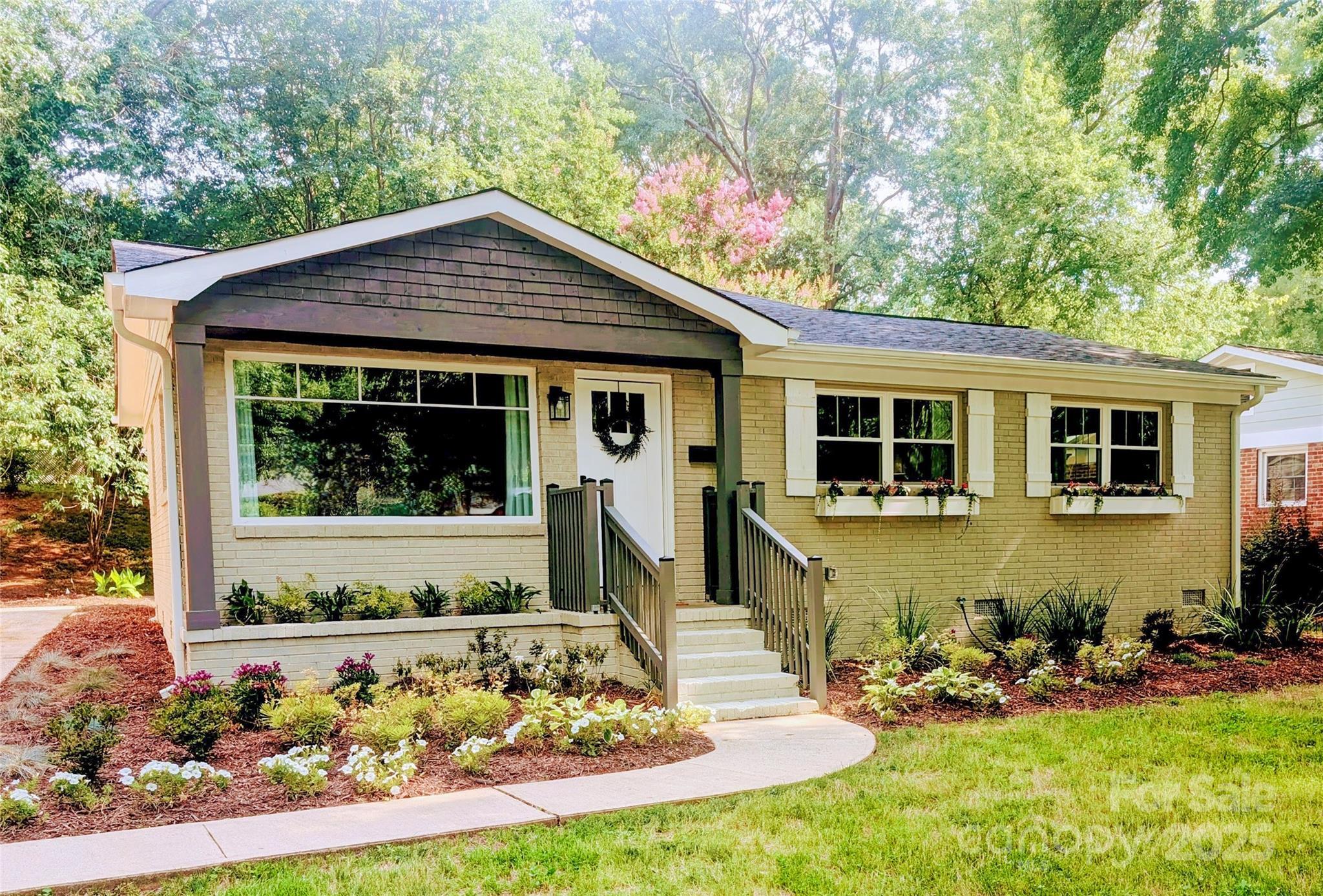 Property Photo: 1208 Tarrington Avenue NC 28205