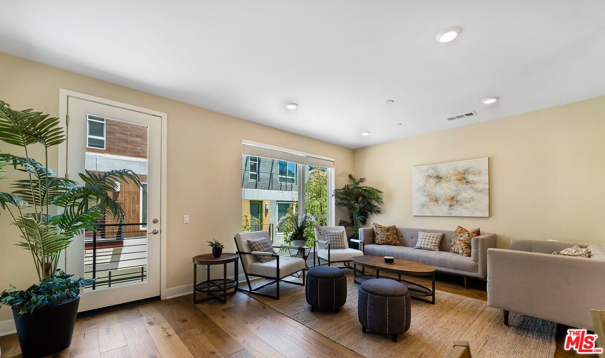 Property Photo: 6746 W Gill Way CA 90068