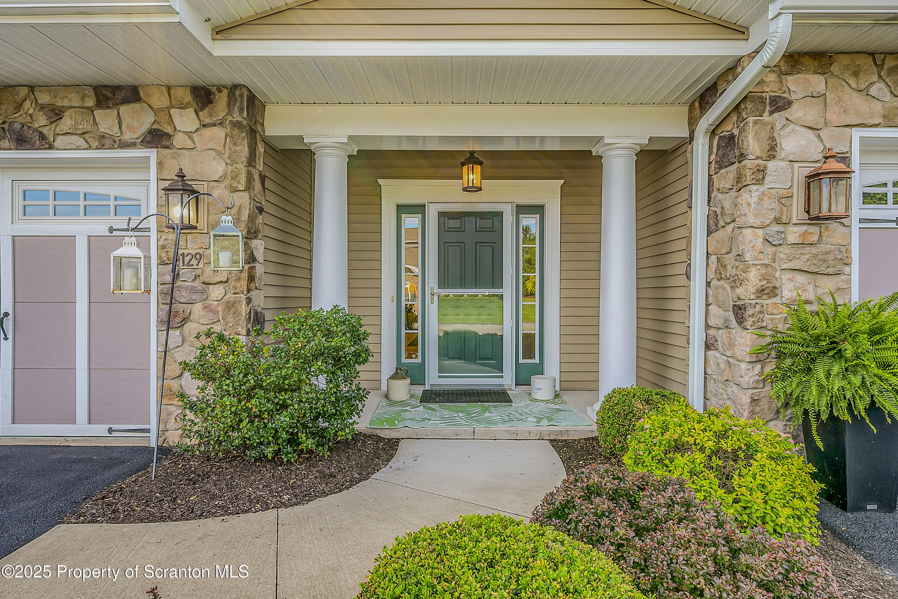 129 Wyndham Road  South Abington Twp PA 18411 photo