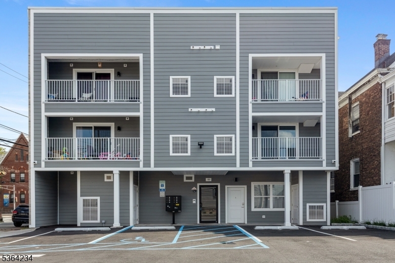 Property Photo: 862 E Jersey St 3 NJ 07201