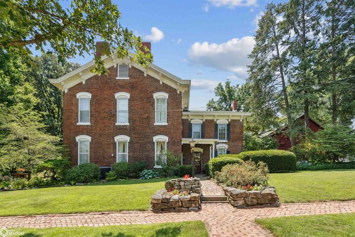 Property Photo: 401 Cedar Street IA 52601