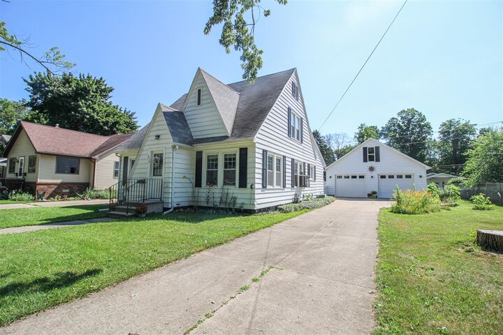 Property Photo:  630 S Lincoln Avenue  MI 49093 