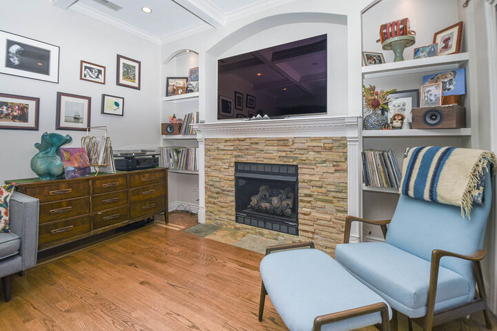 Property Photo: 1322 W Winona Street 1N IL 60640