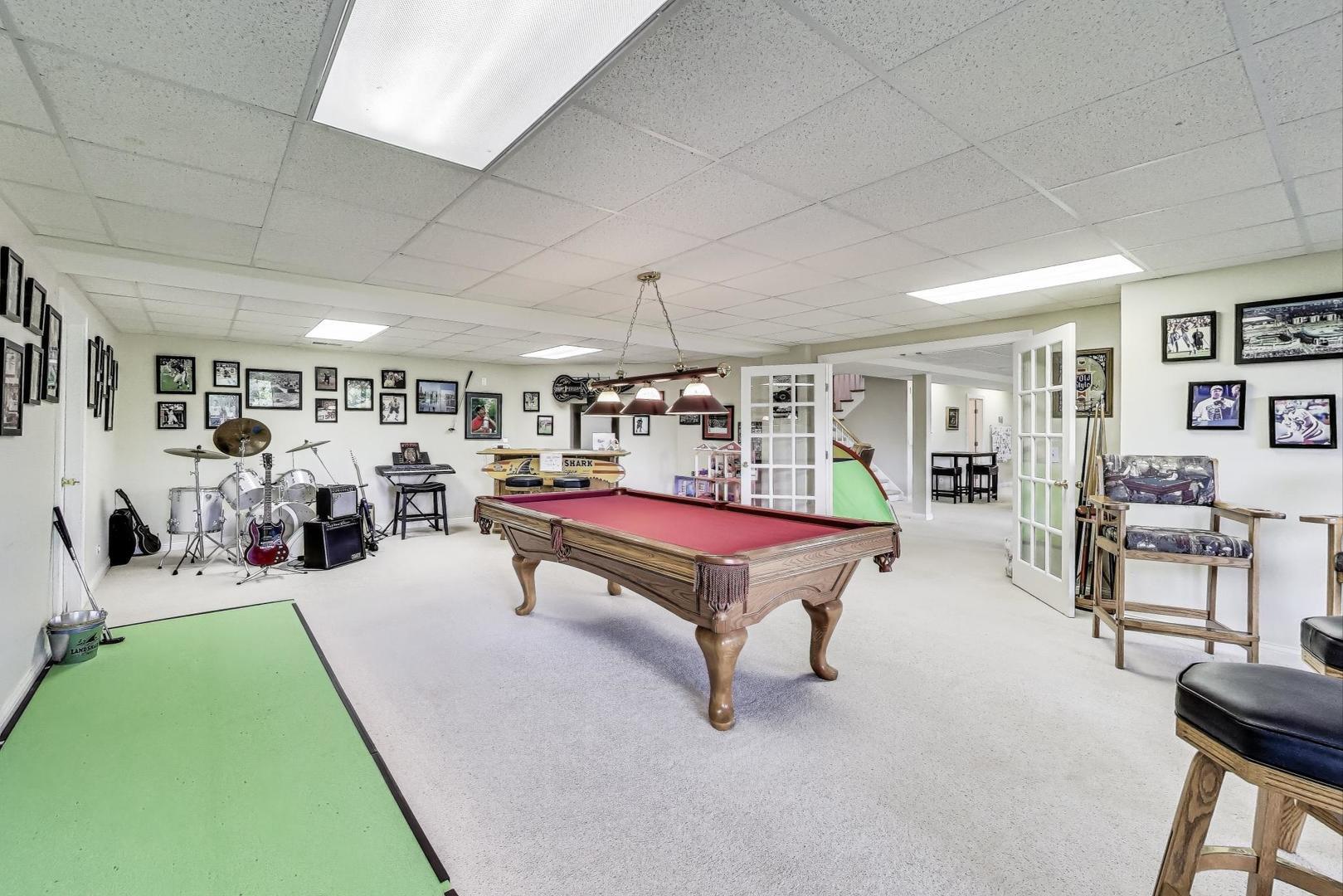 Property Photo: 17N431 Oak Knoll Lane IL 60118