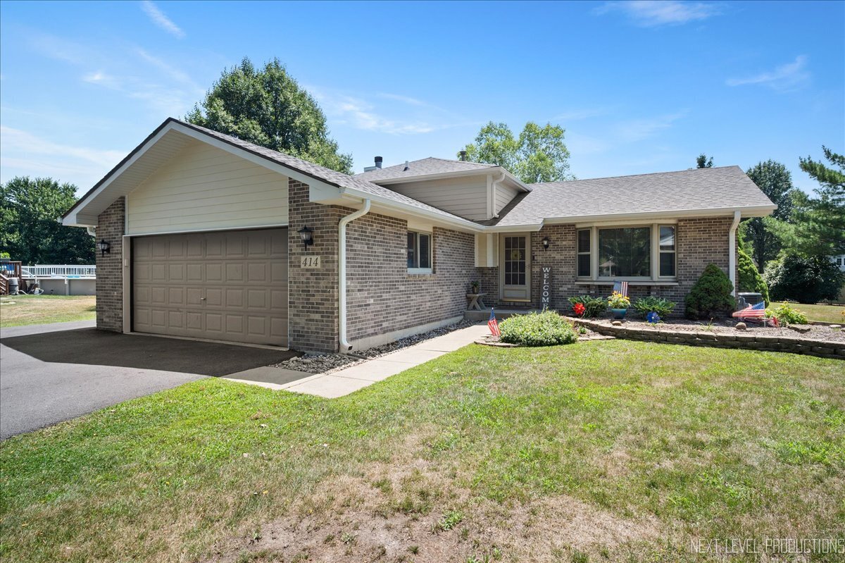 Property Photo: 414 Bobcat Court IL 60543