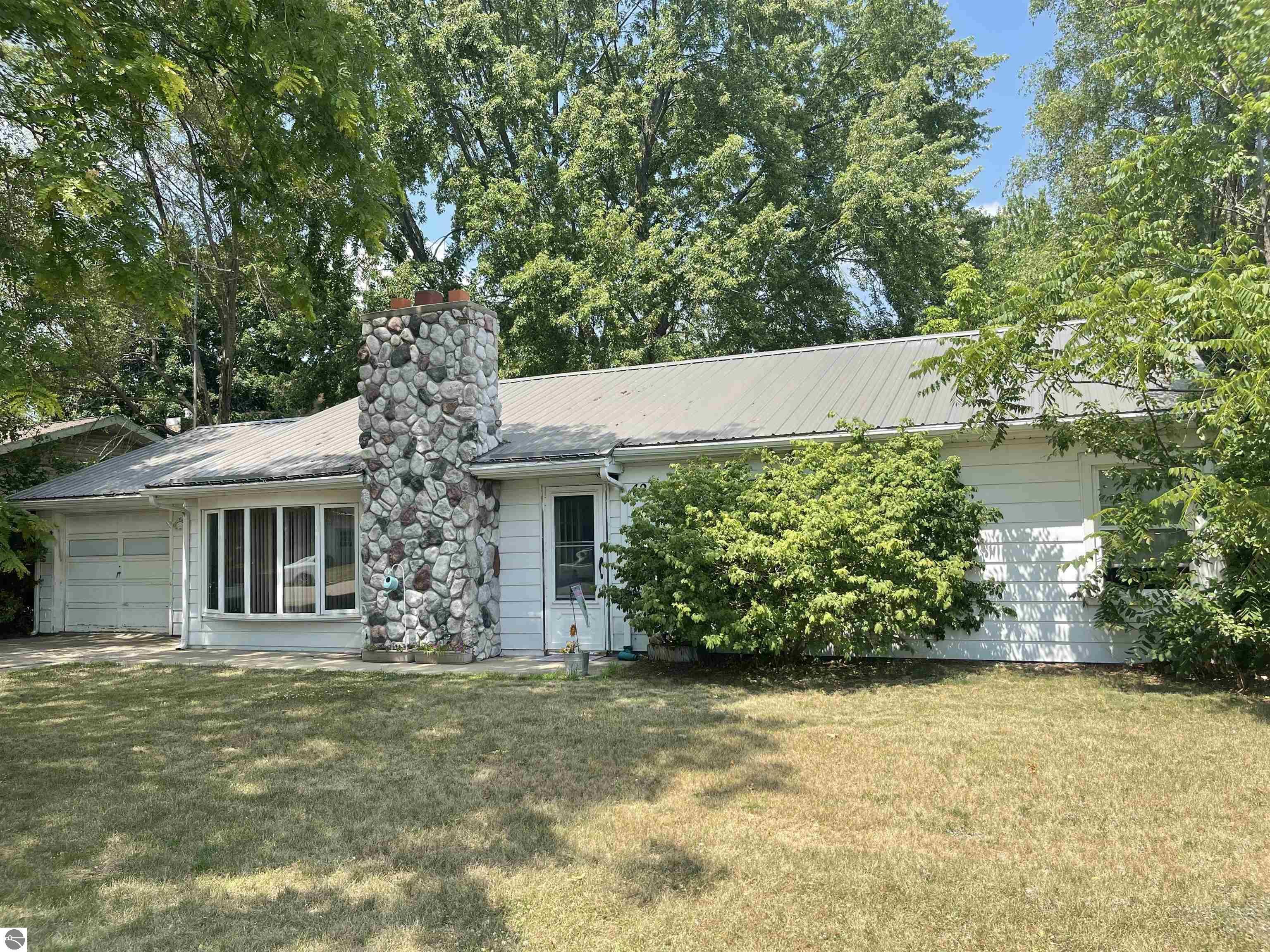 425 Orchard Avenue  Clare MI 48617 photo