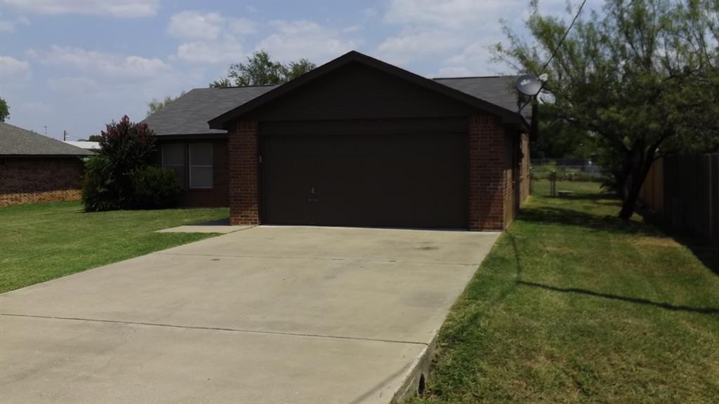 Property Photo: 809 Shady Grove Drive TX 76049