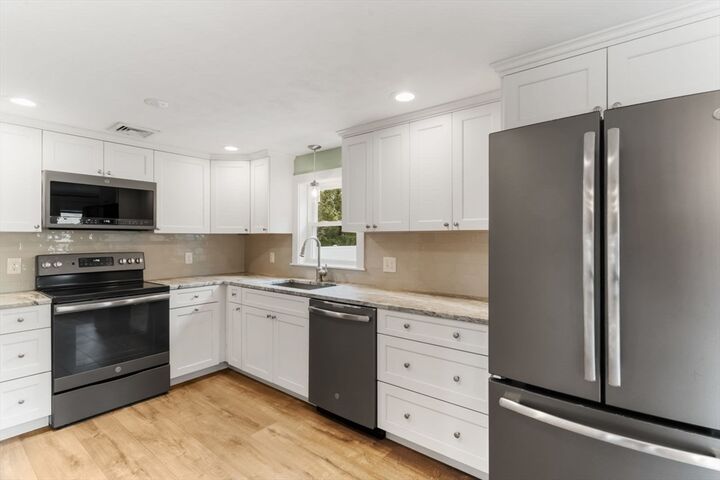 Property Photo:  2 Robinson Road  MA 01801 