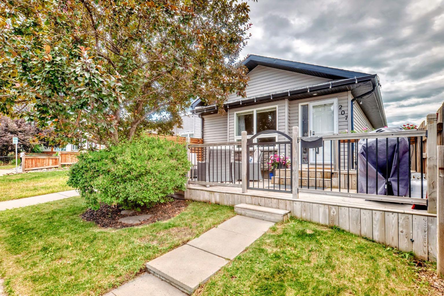 Property Photo:  207 Deerview Way SE  AB T2J 6B4 