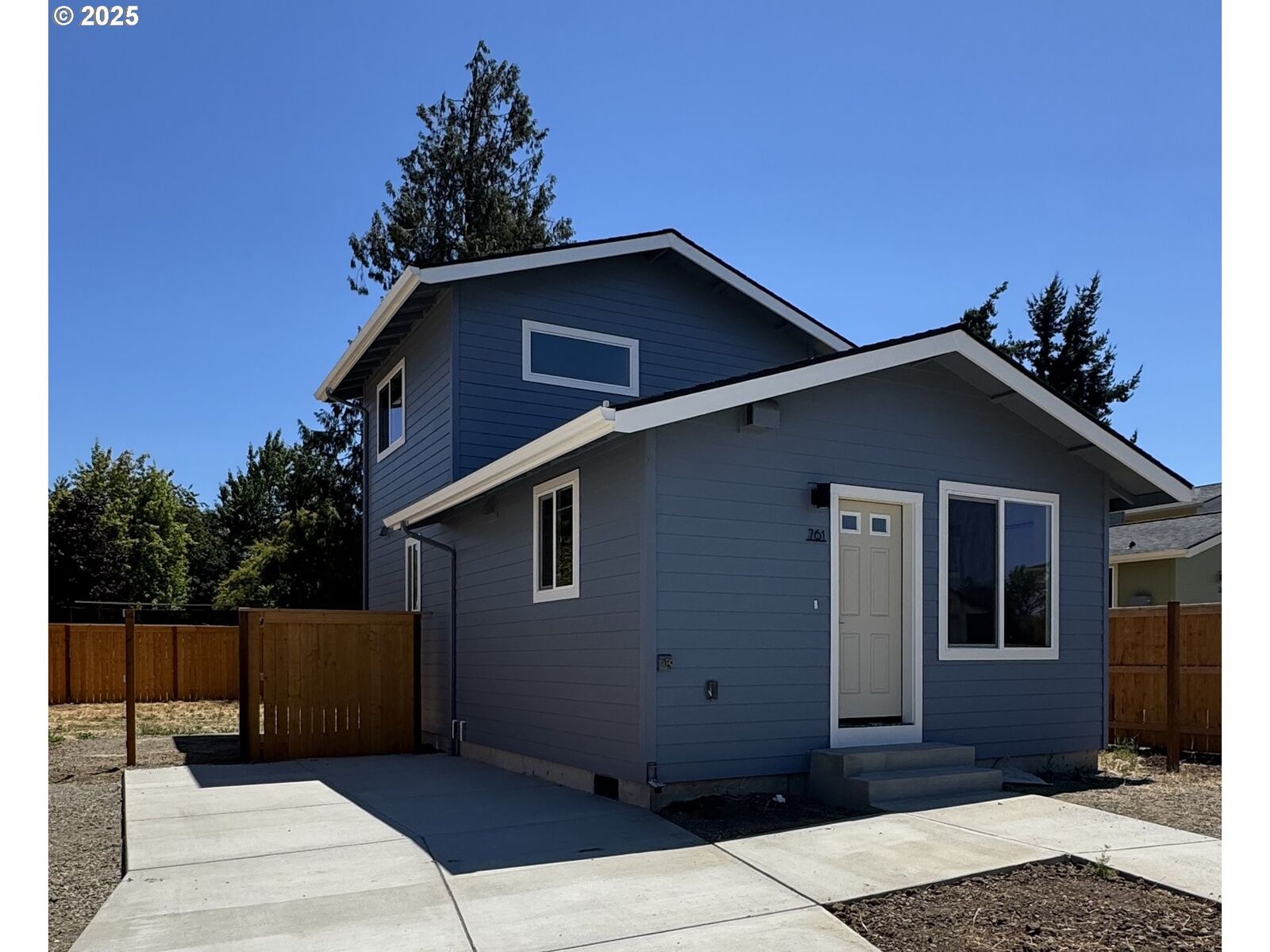Property Photo: 728 St Charles St OR 97402