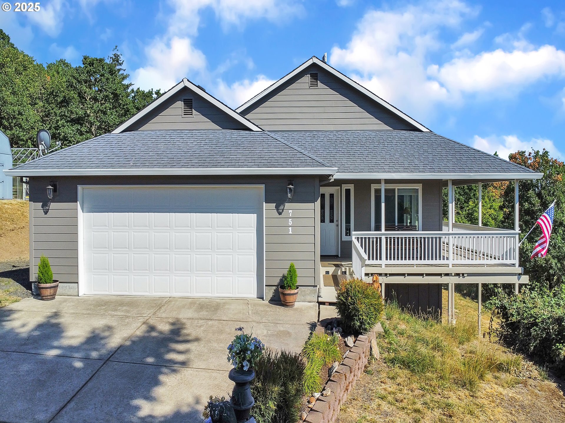 Property Photo: 751 NE Skyline Dr OR 97378