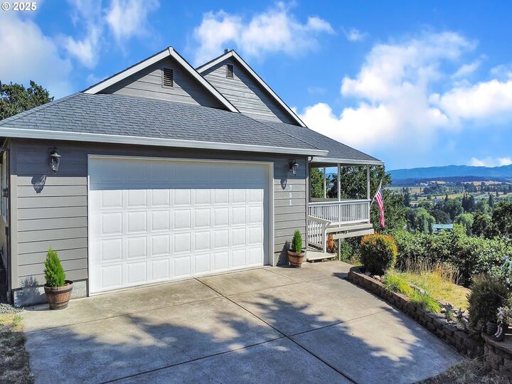 Property Photo:  751 NE Skyline Dr  OR 97378 