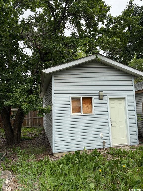 Property Photo:  1218 G Avenue N  SK S7L 2A4 