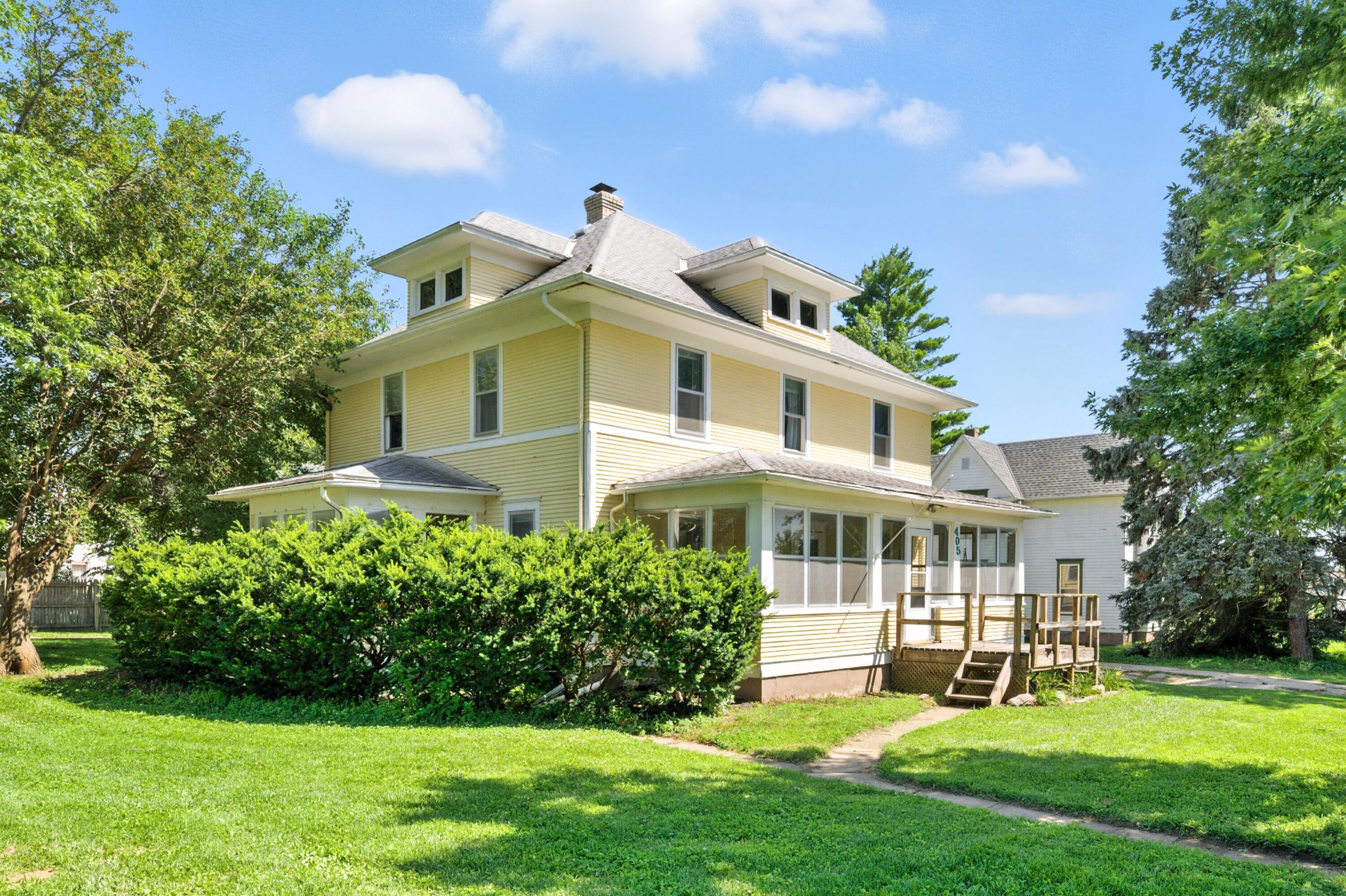 Property Photo: 405 Summit Street IA 51570