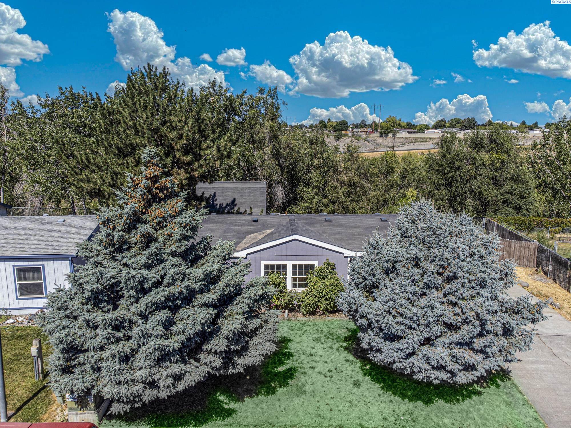 Property Photo:  2312 S Dennis St  WA 99337 