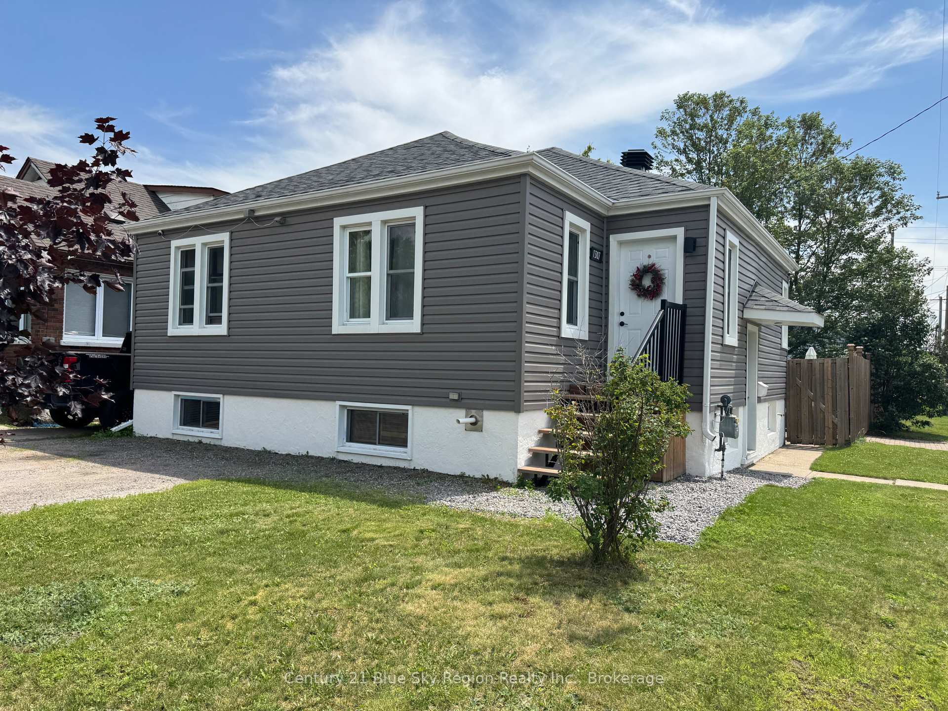 Property Photo: 1307 Dale Avenue ON P1B 6V5
