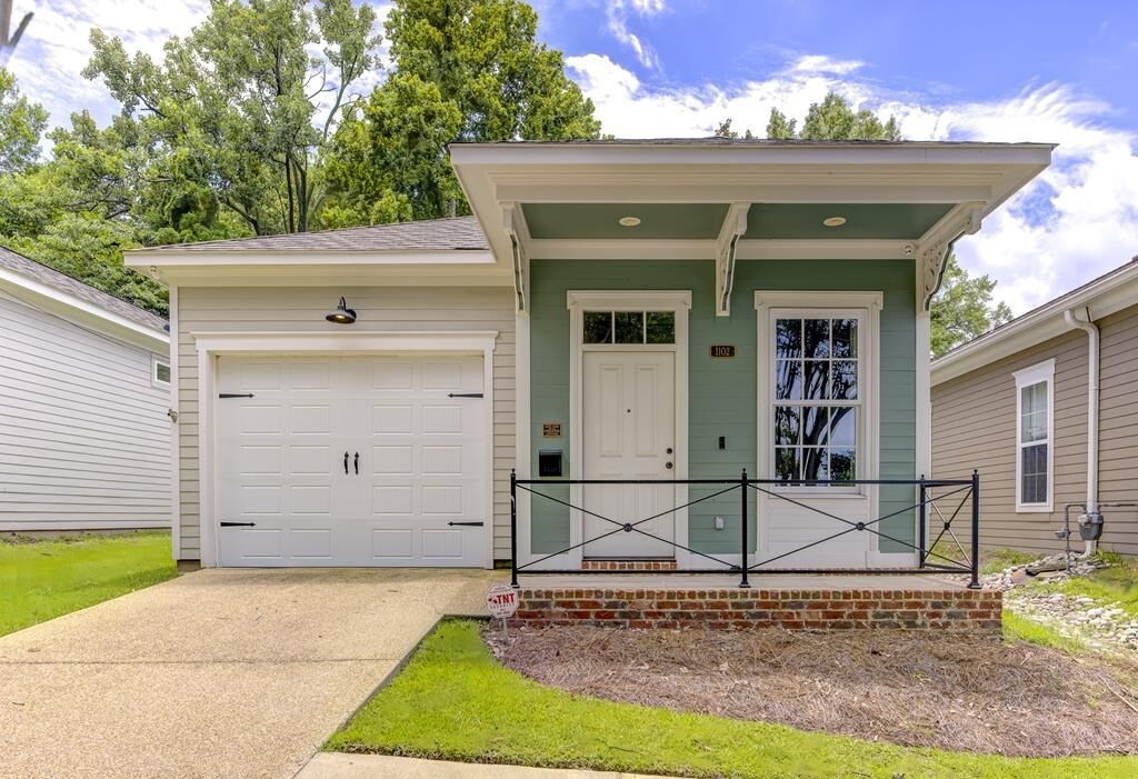 Property Photo:  1102 First East Street  MS 39183 