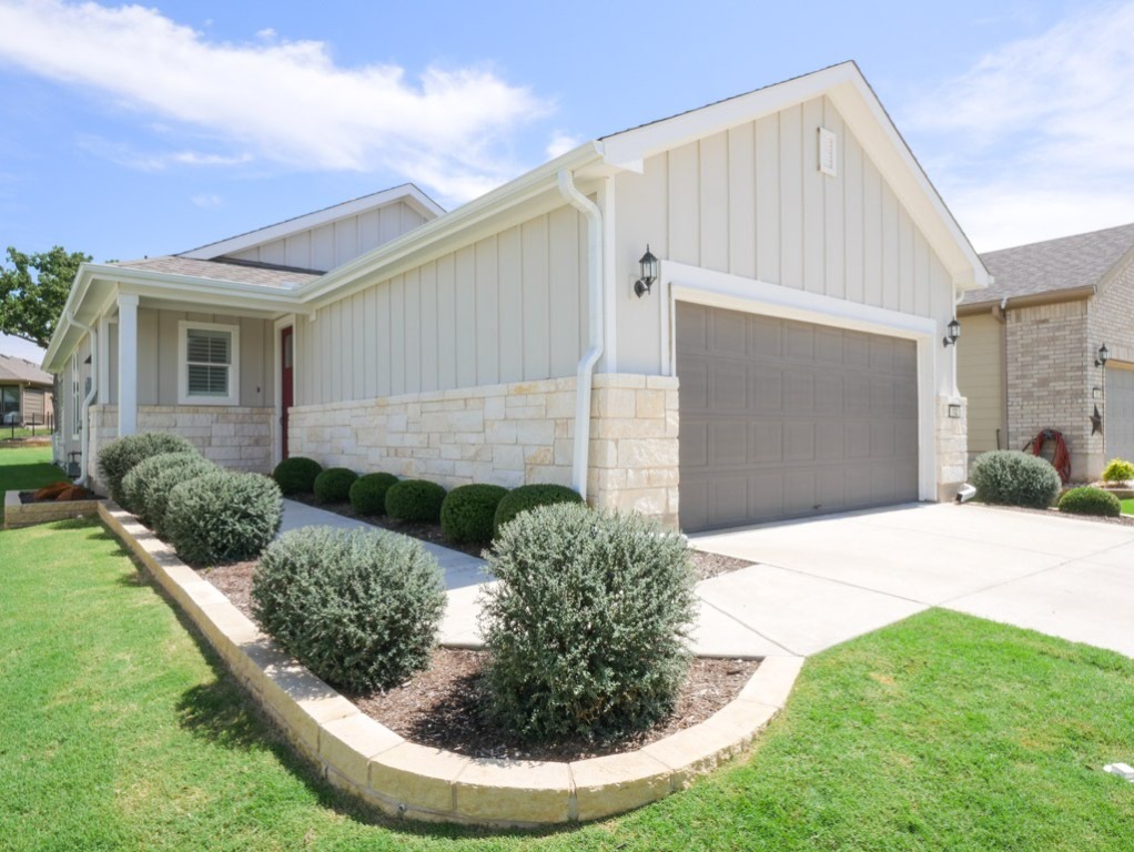 Property Photo: 102 Bristol Cove TX 78633