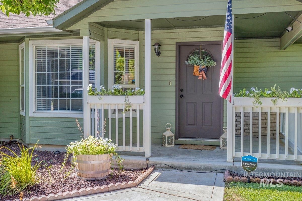 Property Photo: 2087 E Oakridge Ct ID 83716-6640