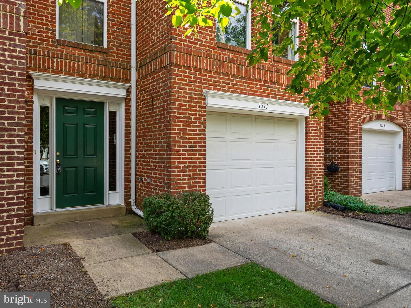 Property Photo:  1711 Blue Flint Court  VA 20190 