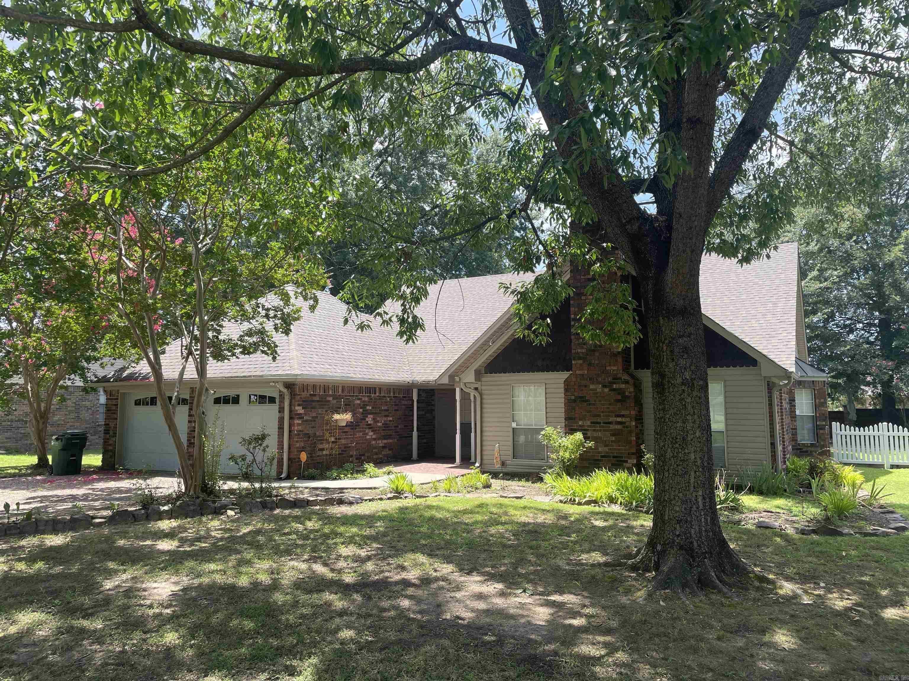 Property Photo: 889 Heather Circle AR 72034