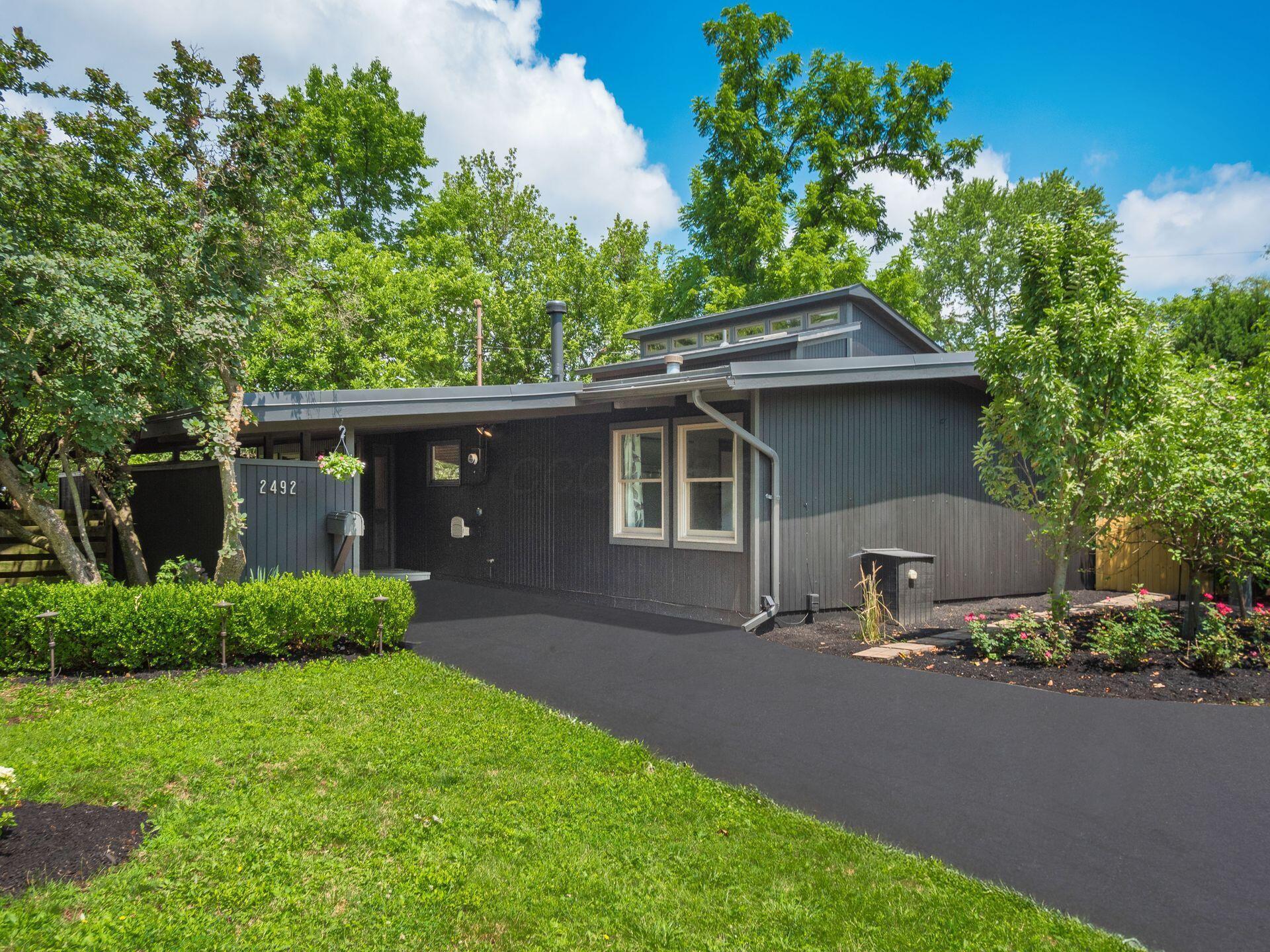 Property Photo: 2492 Edgevale Road OH 43221