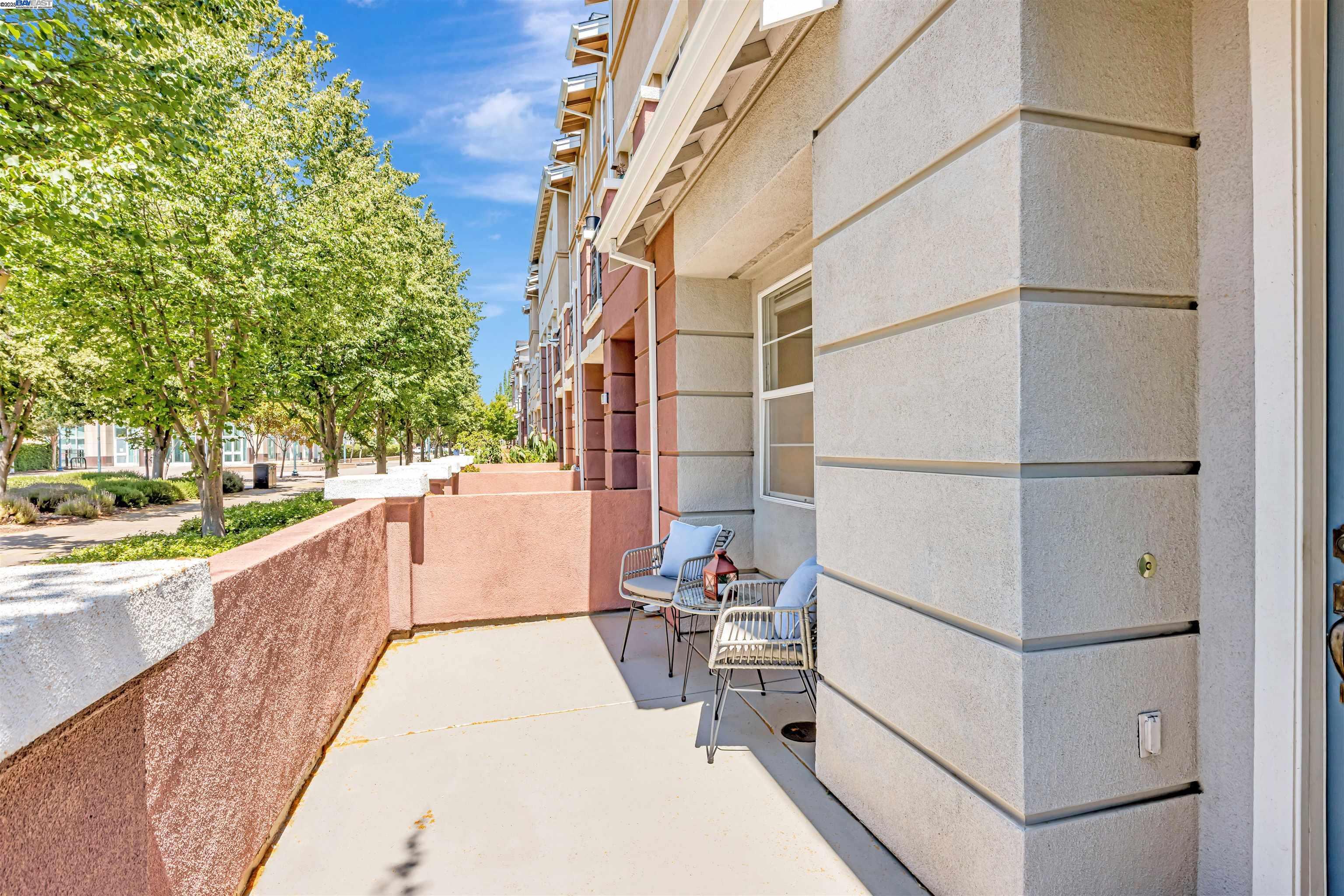 Property Photo:  722 City Walk Pl 1  CA 94541 