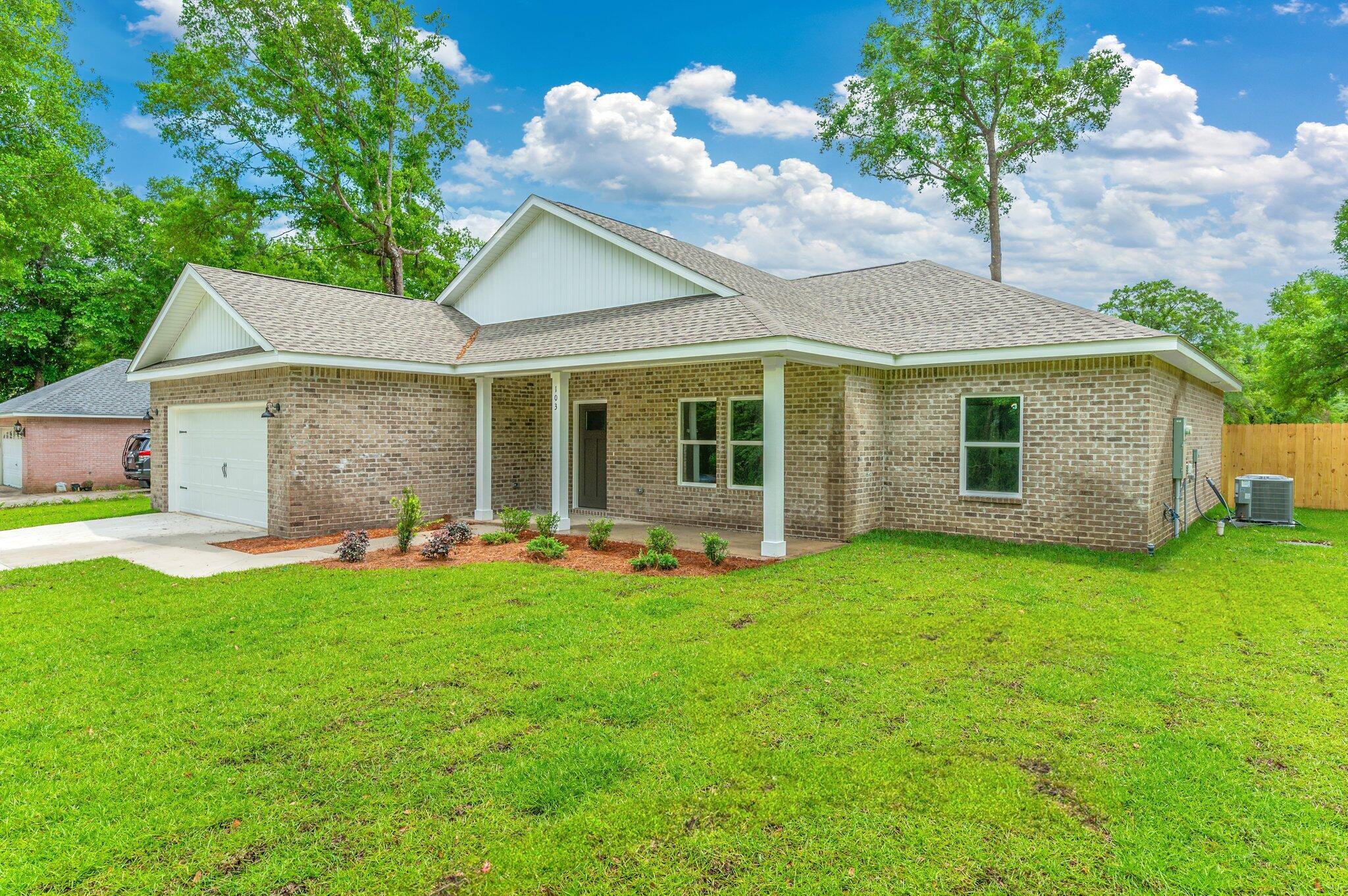 Property Photo: 109 Par Court FL 32536