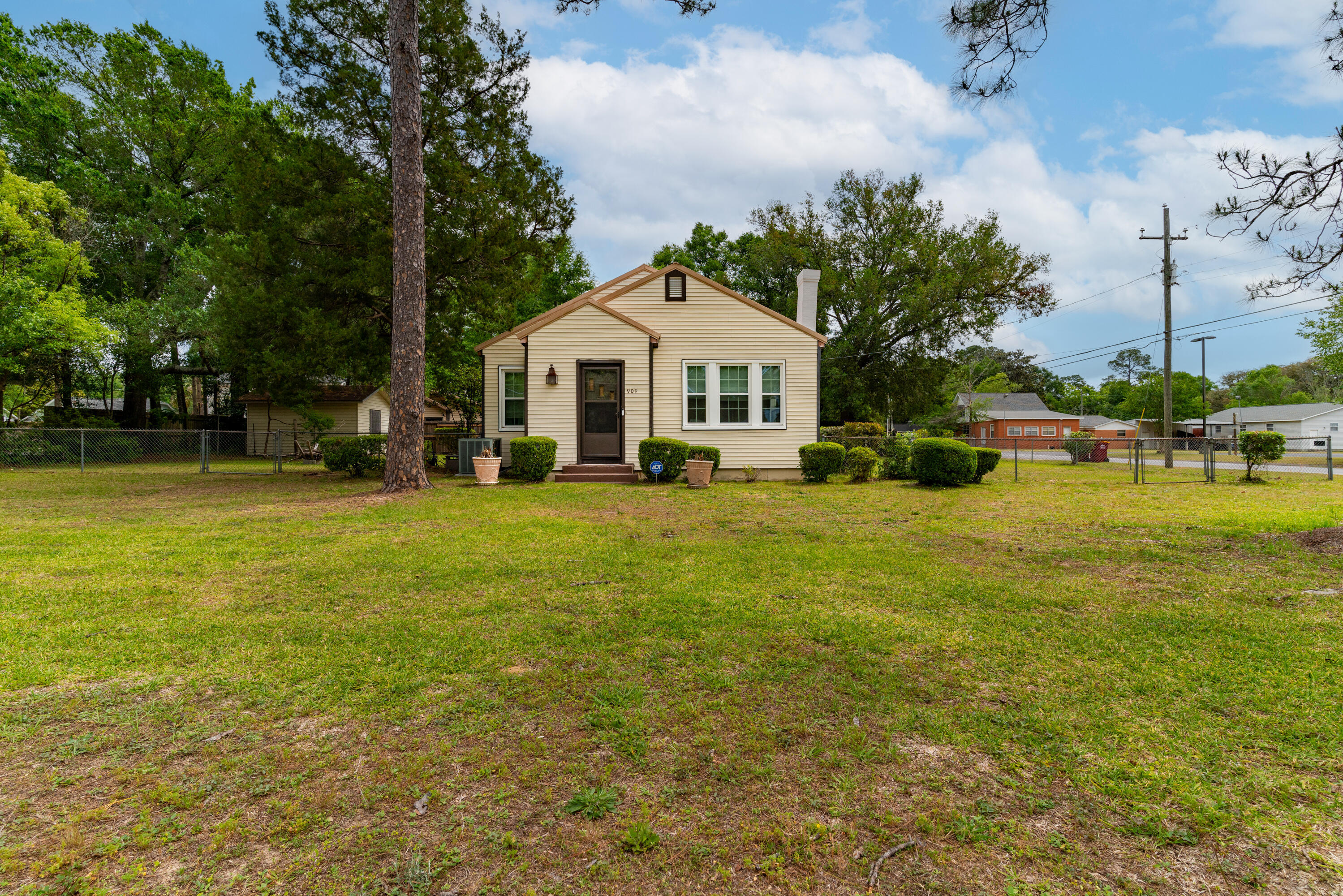 Property Photo: 909 Mapoles Street FL 32536