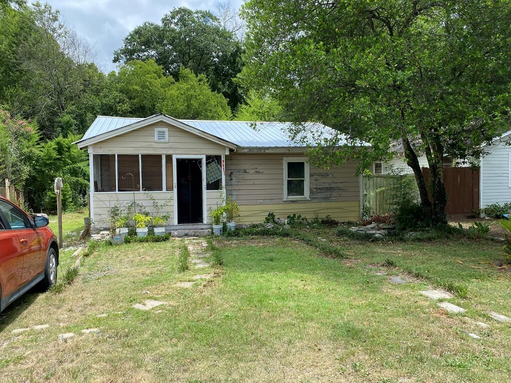 Property Photo: 1806 21st Court AL 36867