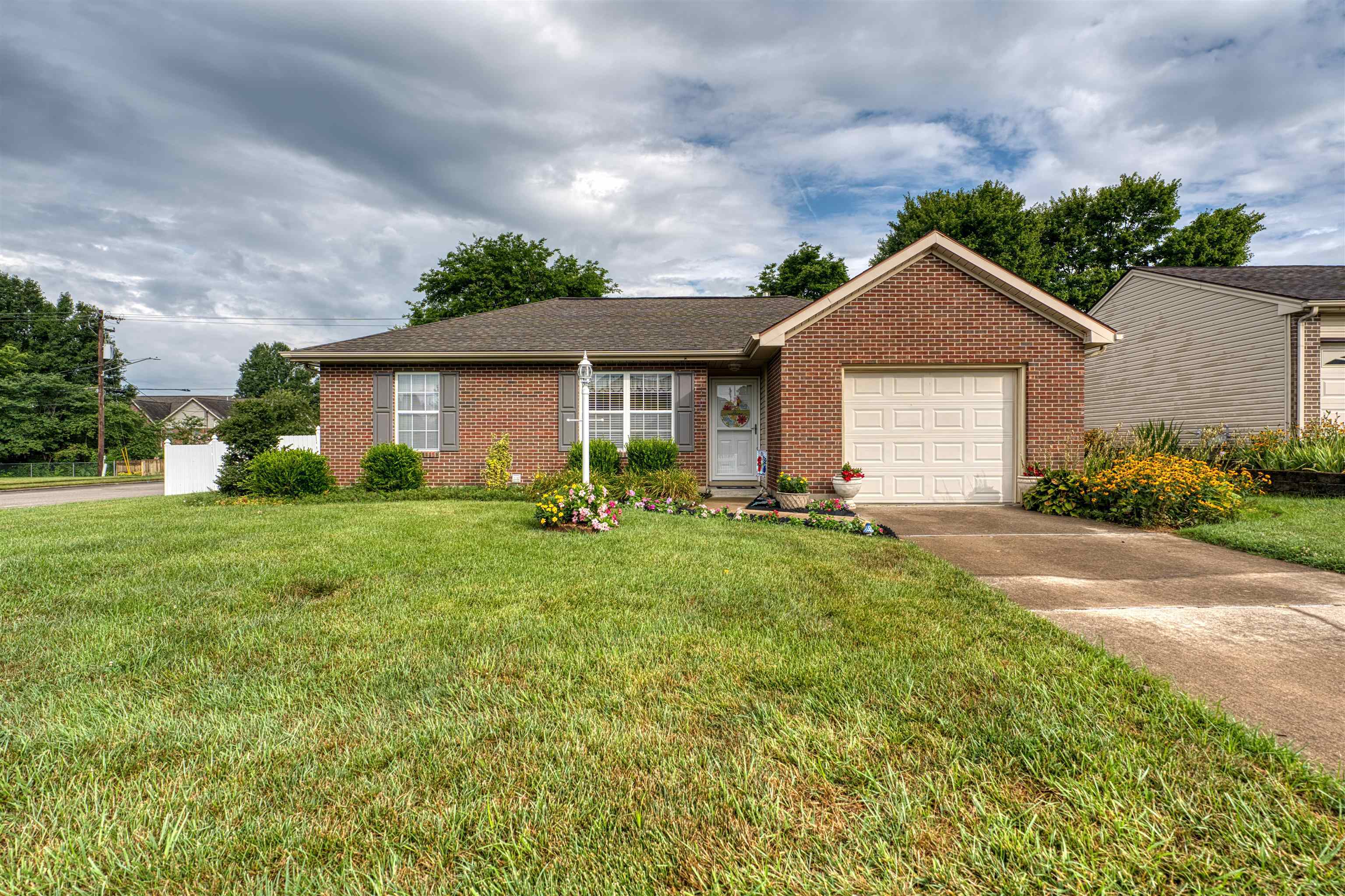 Property Photo: 1100 Oakcrest Court KY 42420