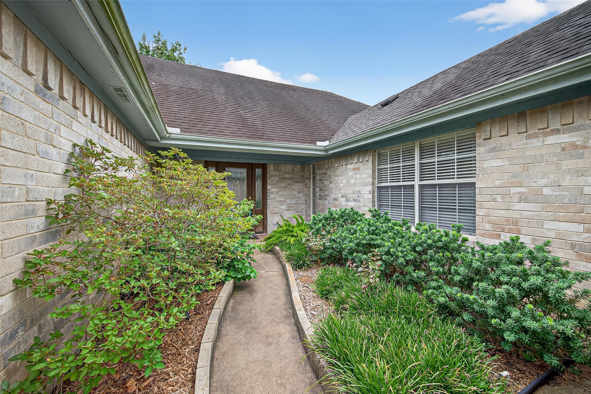 Property Photo: 519 E Hillary Circle TX 77498