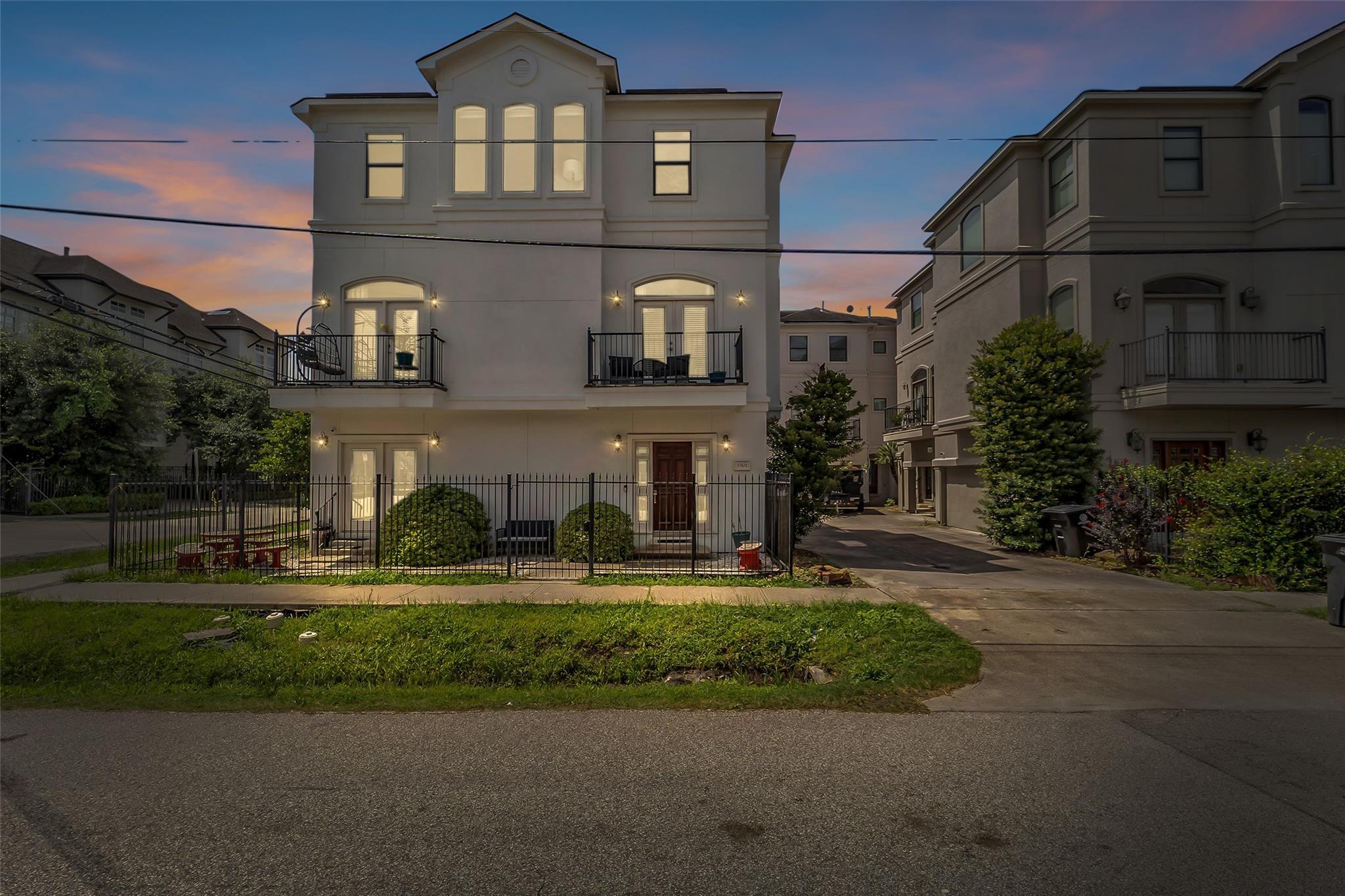 Property Photo:  5501 Petty Street  TX 77007 