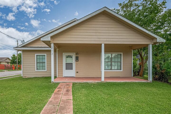 Property Photo: 213 W Murrill Street TX 77520