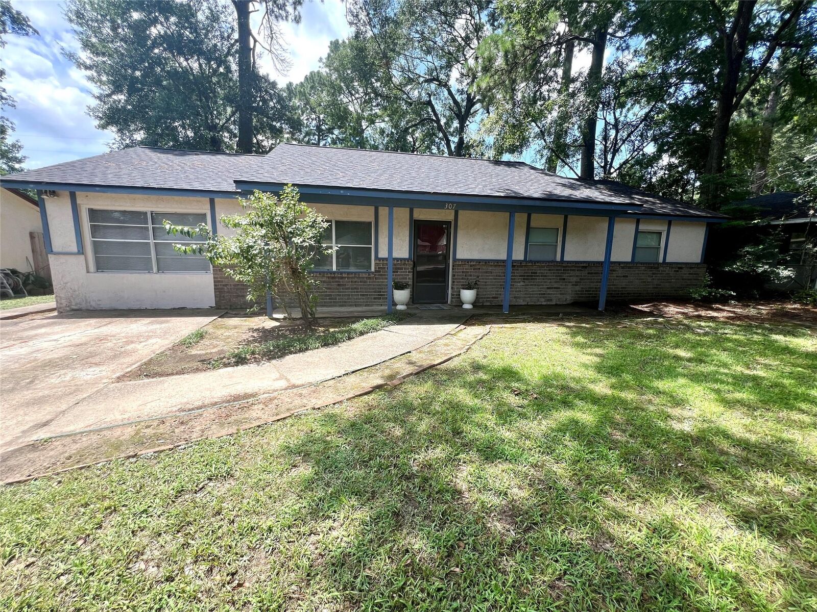 Property Photo:  307 Jill Street  TX 77303 